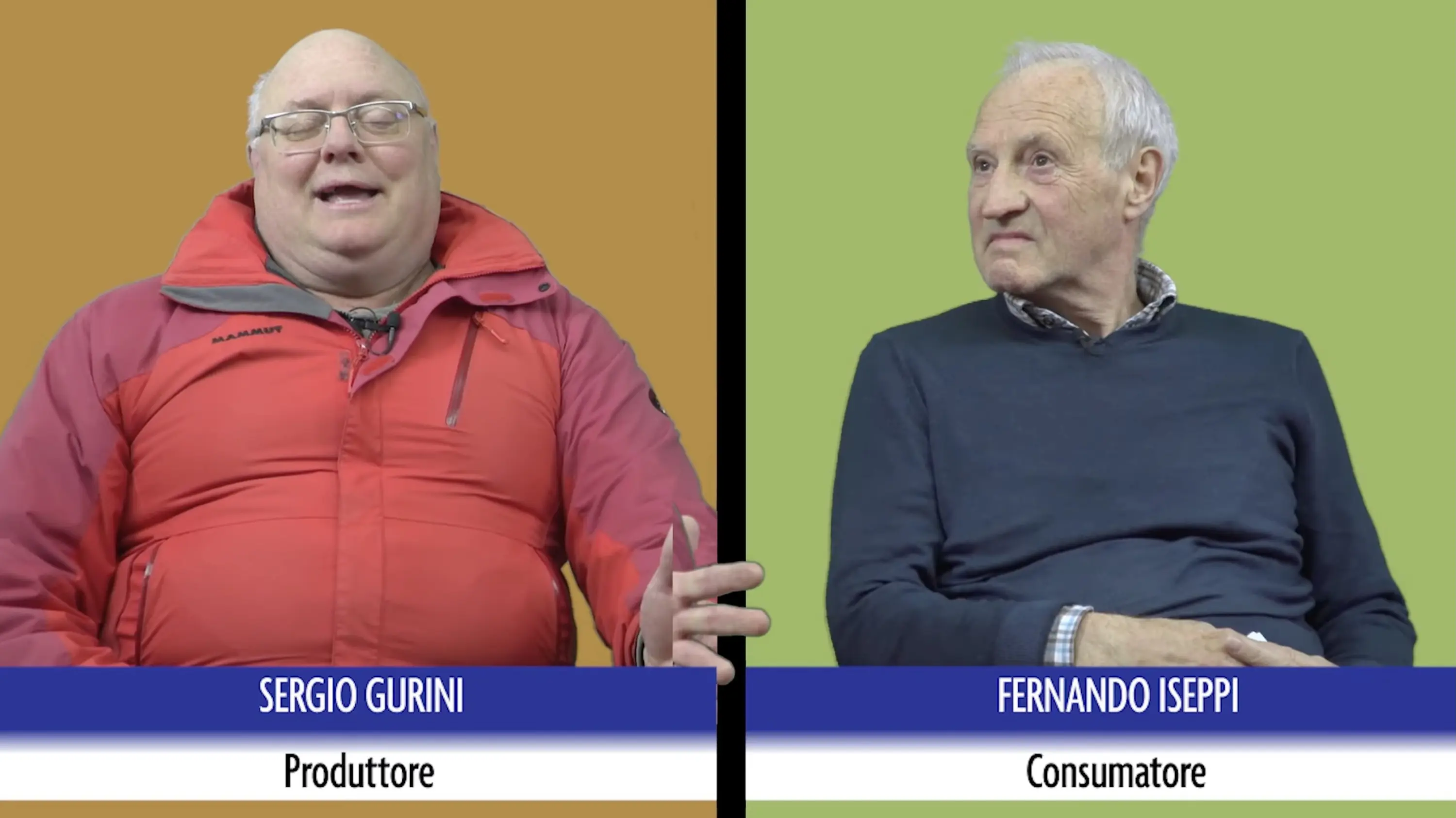Due uomini seduti, uno a sinistra con un giubbotto rosso e occhiali, l'altro a destra con un maglione scuro. Il primo è etichettato come "Produttore" e il secondo come "Consumatore". Sullo sfondo, colori differenziati: arancione a sinistra e verde a destra.