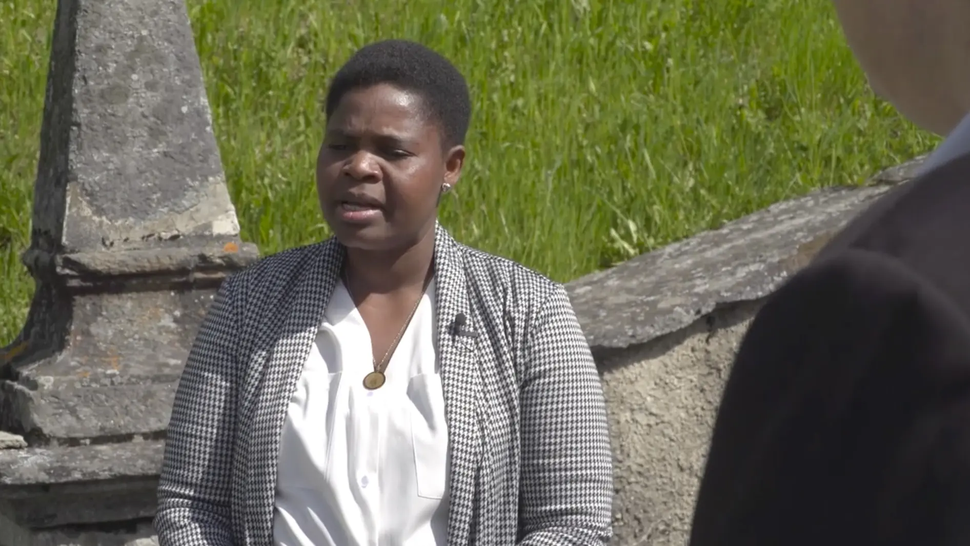 Elisabetta Rossi parla con Antonio Platz in fondo alla scalinata di santa Maria, piccola chiesetta situata a sud di Poschiavo