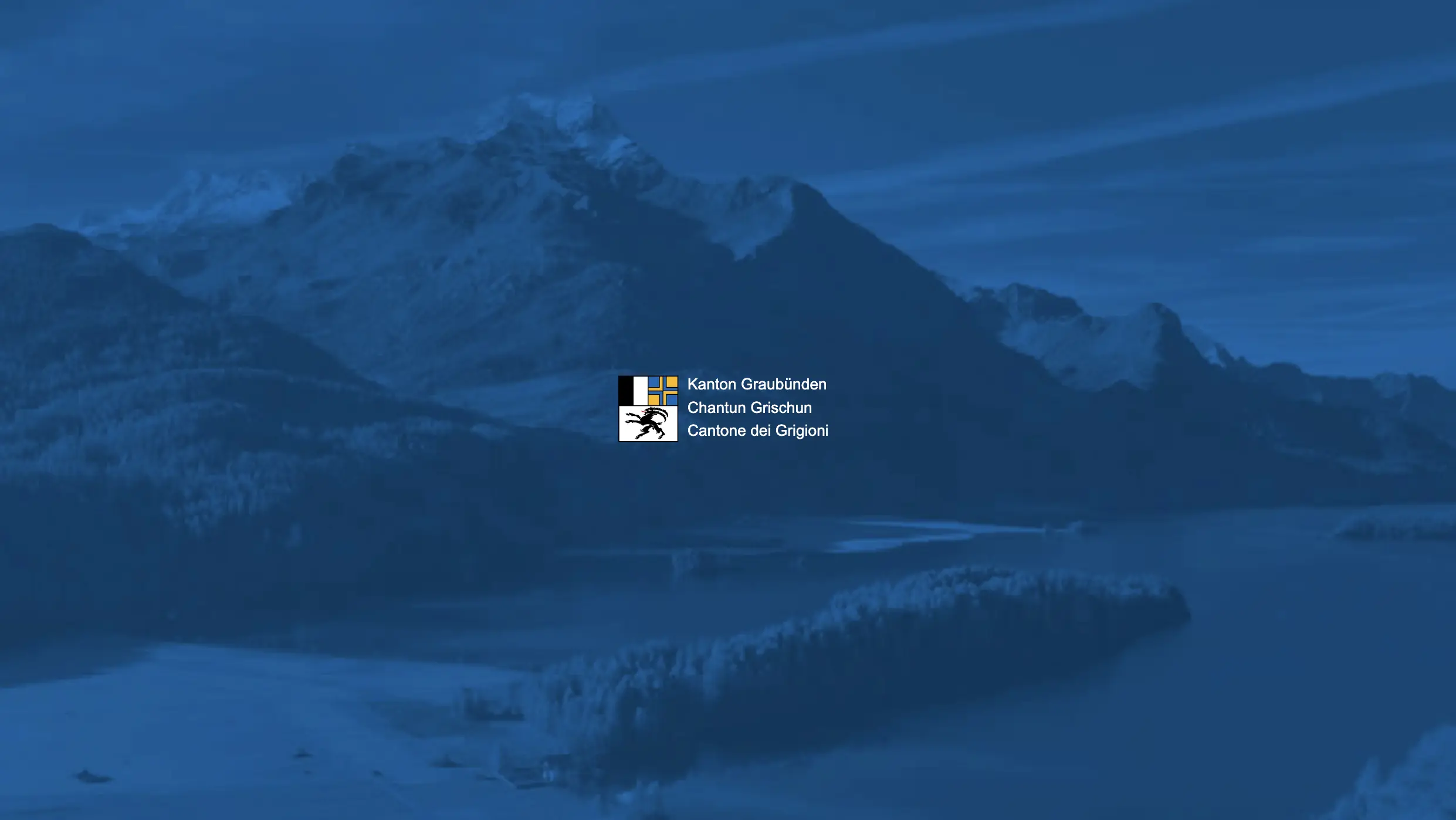 Tramonto su un paesaggio montano con un lago, sfondo blu con il logo dei Grigioni.