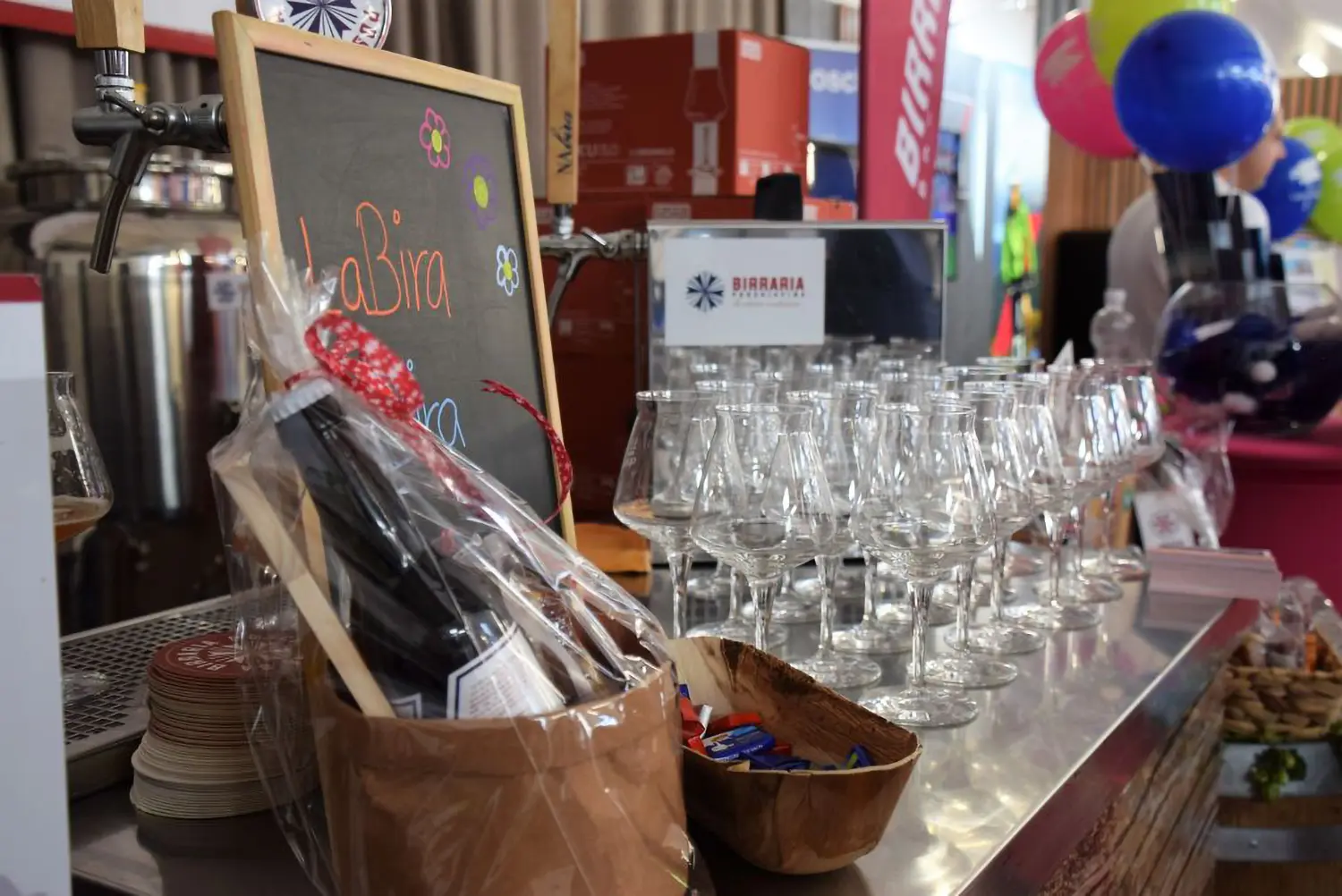 immagine dove si vede una serie di bicchieri e una spina della birra.