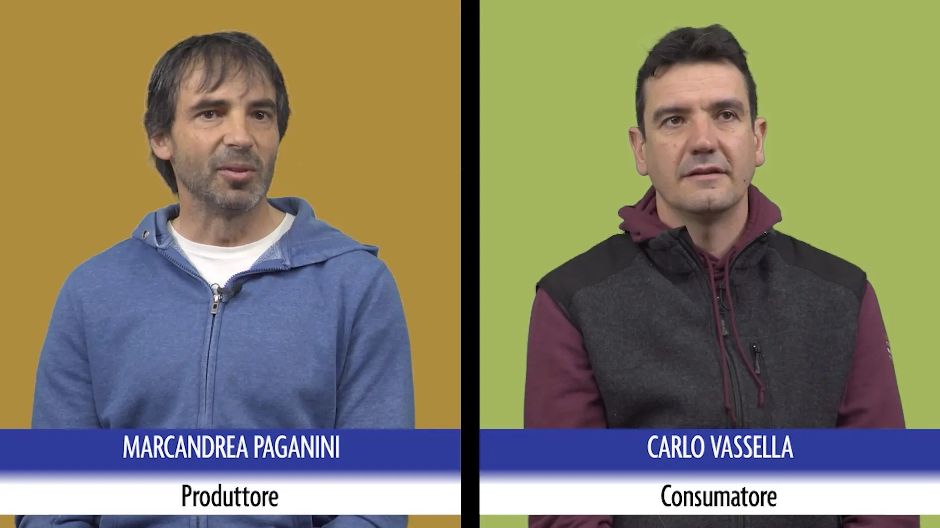 Due uomini in primo piano, uno a sinistra con un maglione blu e l'altro a destra con un giubbotto grigio, entrambi si guardano mentre parlano. Sullo sfondo, colori uniformi: arancione a sinistra e verde a destra. Ogni uomo ha un nome e una descrizione sotto di lui: "Marcand