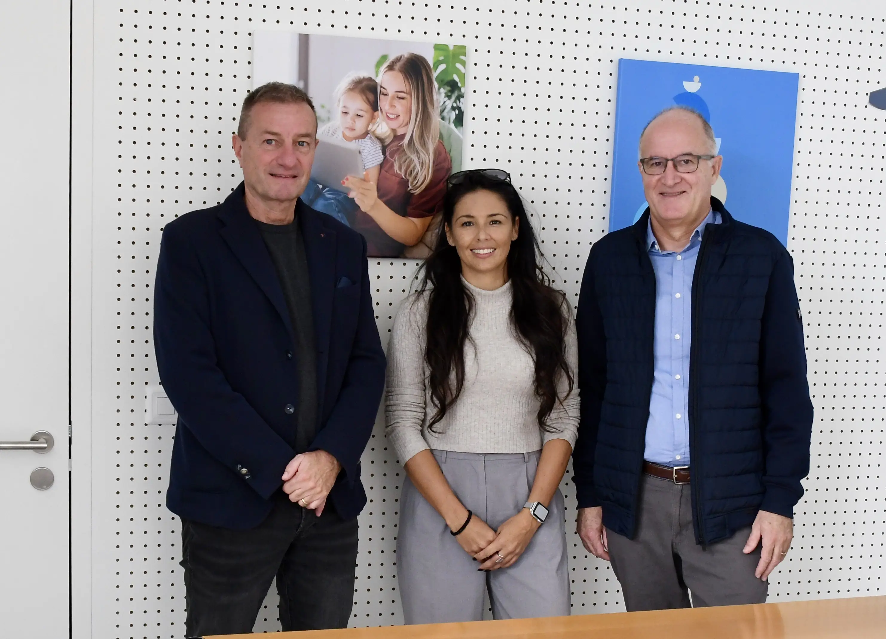 Da sinistra Fabio Plozza, Viviana Quadrio (responsabili della sede di Poschiavo) e Corrado Calzoni, agente principale per l’Engadina e le valli del Grigioni del sud...