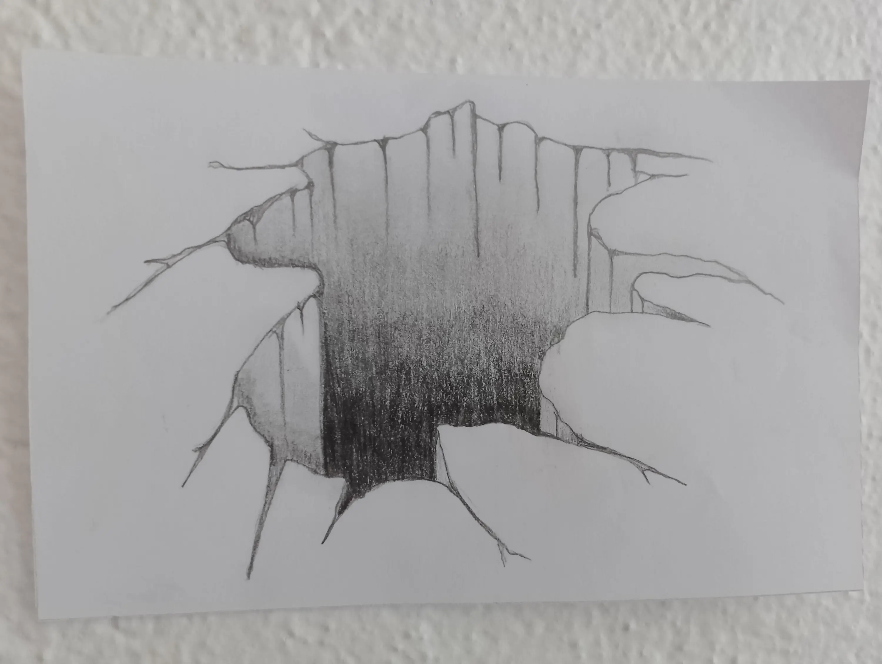 Disegno che rappresenta un effetto tridimensionale di un buco nel muro, con contorni frastagliati e ombre che creano profondità.