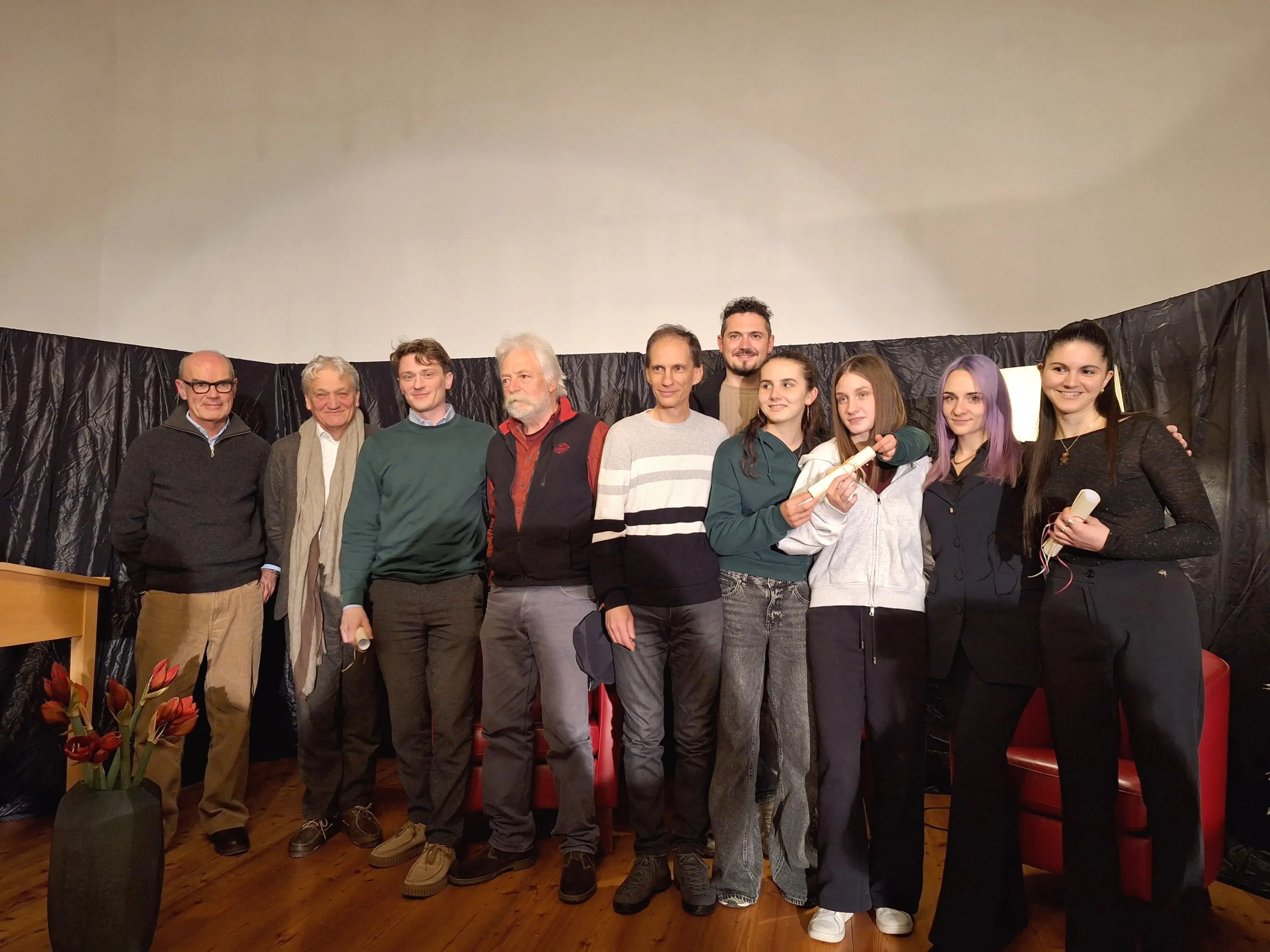 I premiati della serata: sulla sinistra il comitato dell'associazione Il Risveglio, sulla sinistra la cantante Ambra Paganini e al centro cinque componenti del gruppo Armony.