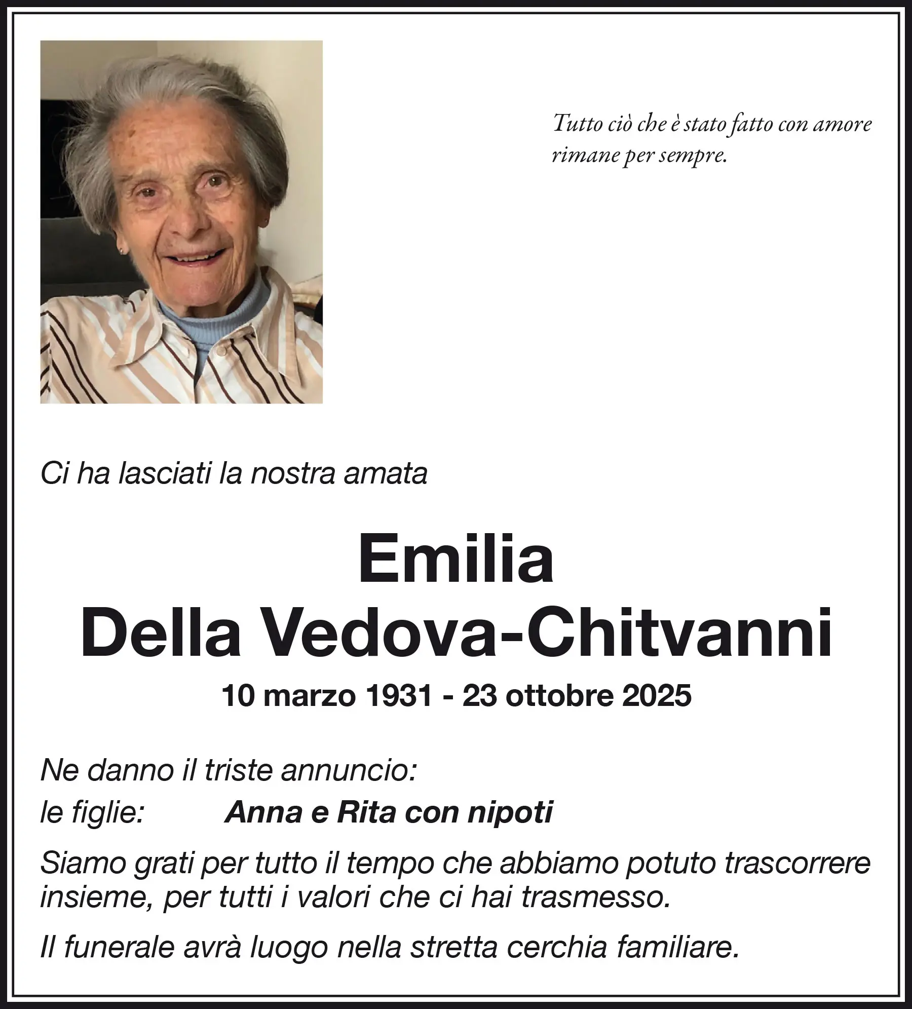 Una donna anziana sorride con capelli grigi e una maglietta chiara. Il testo annuncia la sua morte e include il nome Emilia Della Vedova-Chitvanni, date di nascita e di morte, e un messaggio di gratitudine dalla sua famiglia.