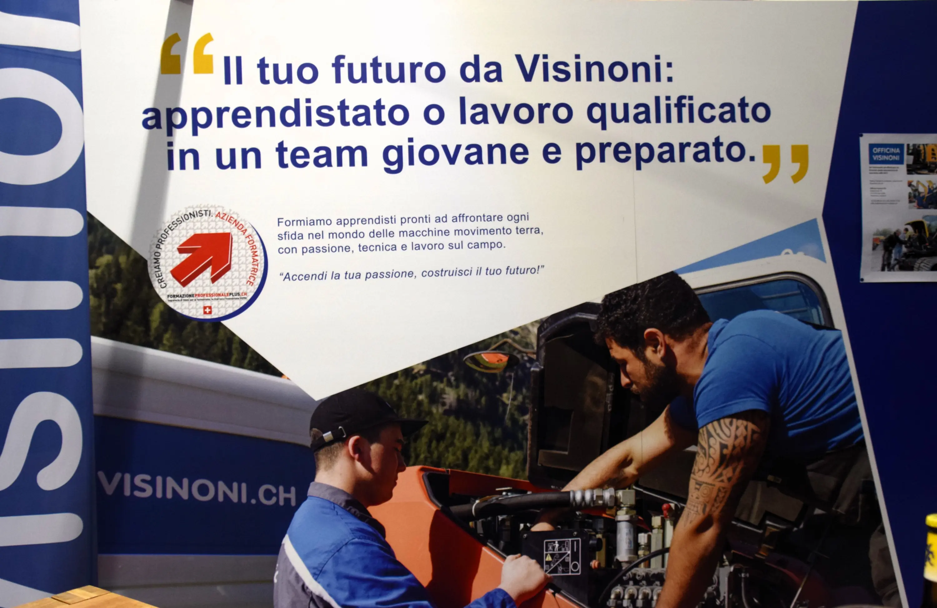 Manifesto promozionale di Visoni, con il testo che invita a intraprendere un apprendistato o un lavoro qualificato in un ambiente giovane e preparato. Mostra un tecnico al lavoro su un motore.